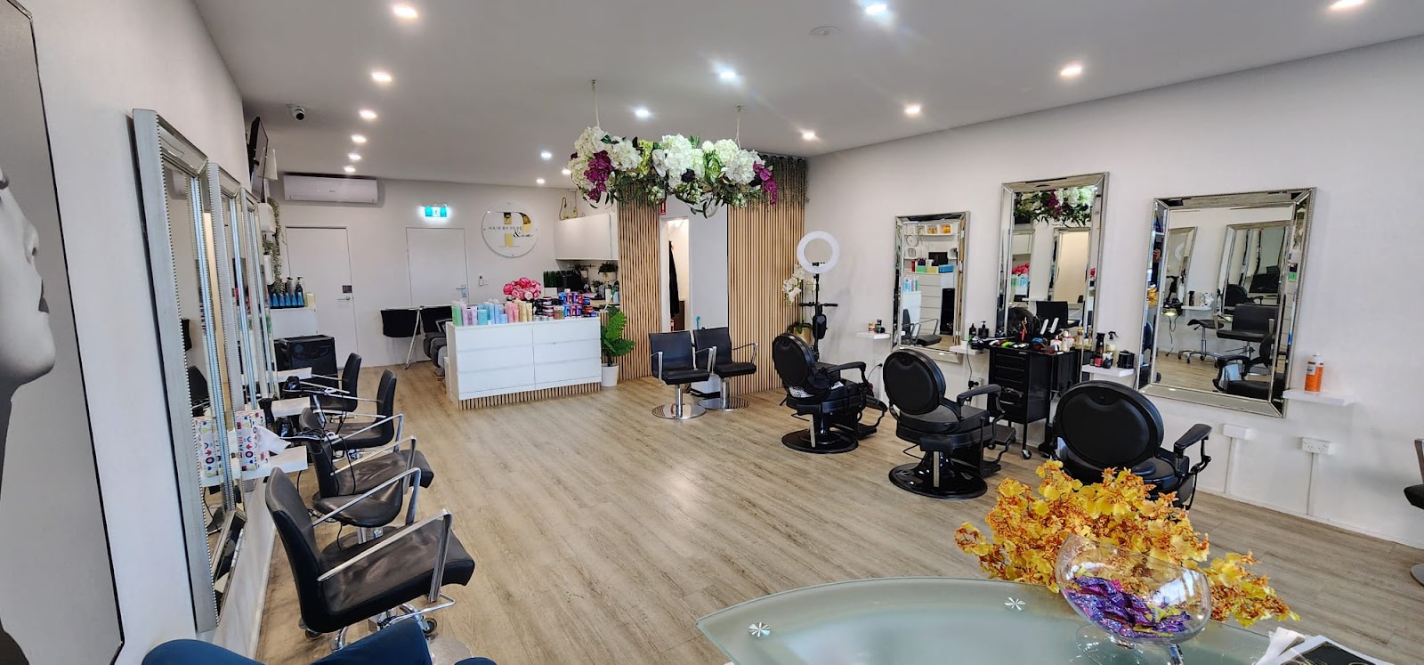 Z-fade salon floor with hairdressing stations, mirrors and product display
